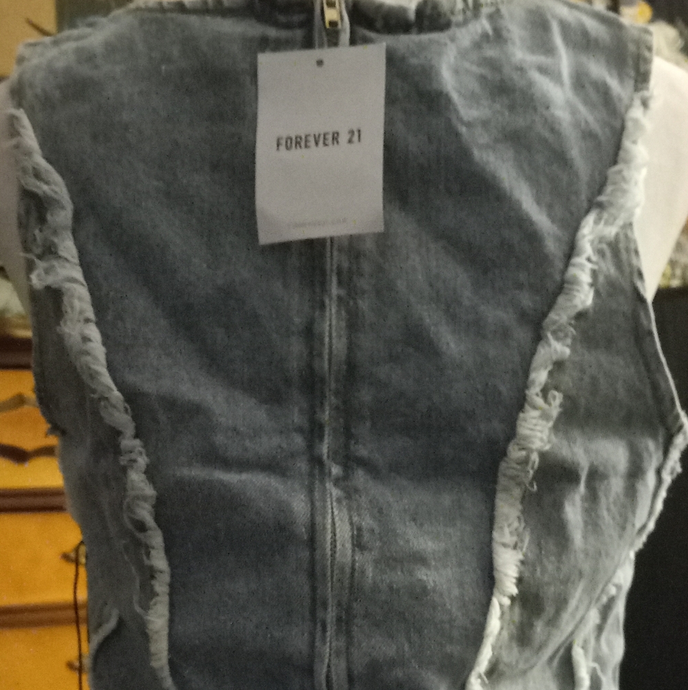 New,with tags light blue frayed denim sleeveless  cropped top, back zip size med - Picture 4 of 6